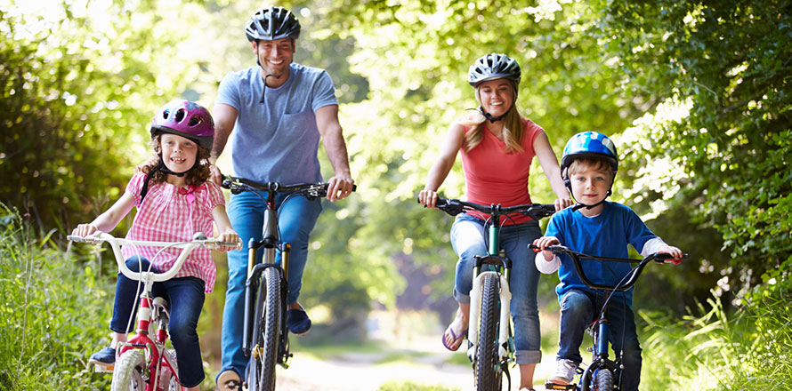 Familie fährt mit dem Rad durch den Wald