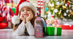 Emil zu Weihnachten - Mädchen mit Trinkflasche bei der Bescherung