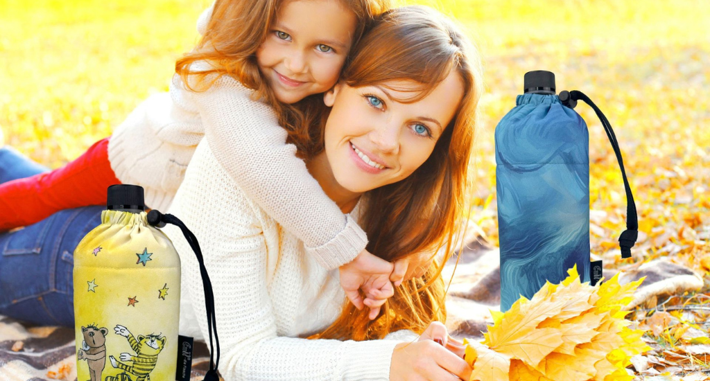 Mutter und Tochter genießen die Zeit im Herbst - mit dabei die Trinkflasche von Emil.