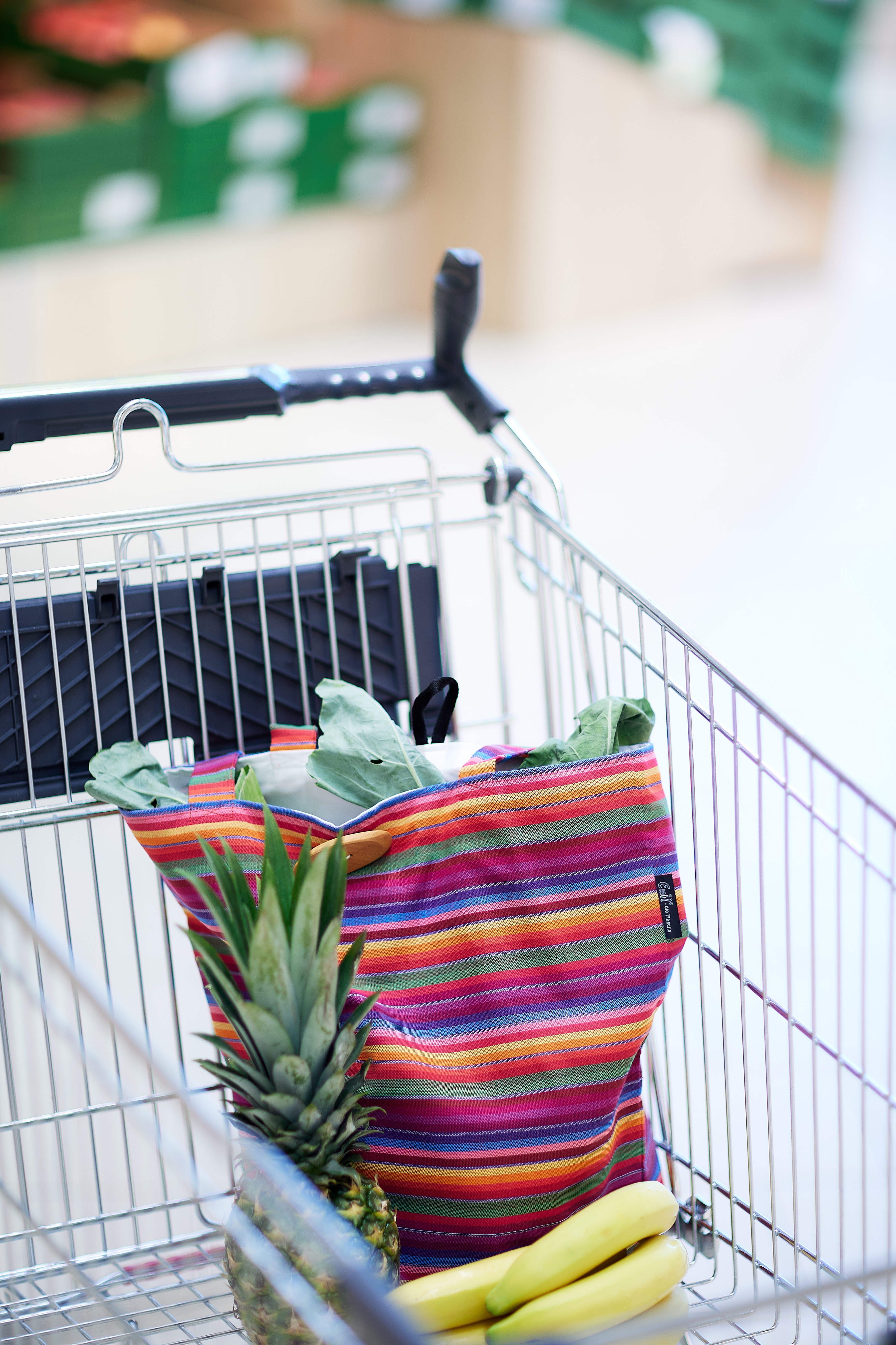 Shopper Tragetrasche aus Baumwolle im Einkaufswagen