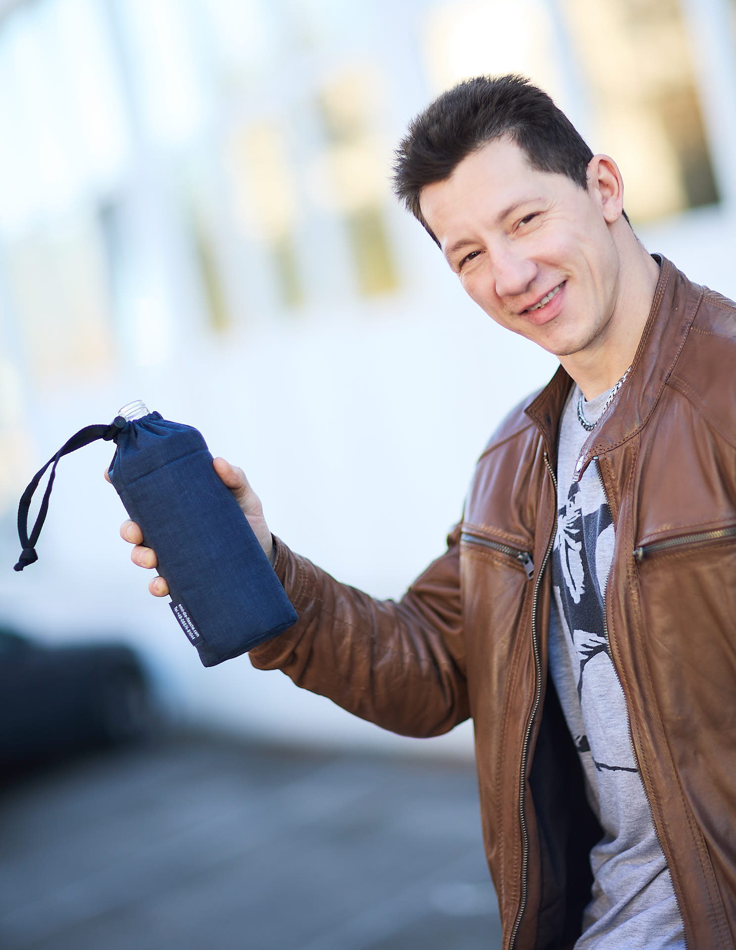 Mann mit Emil Glas Flasche