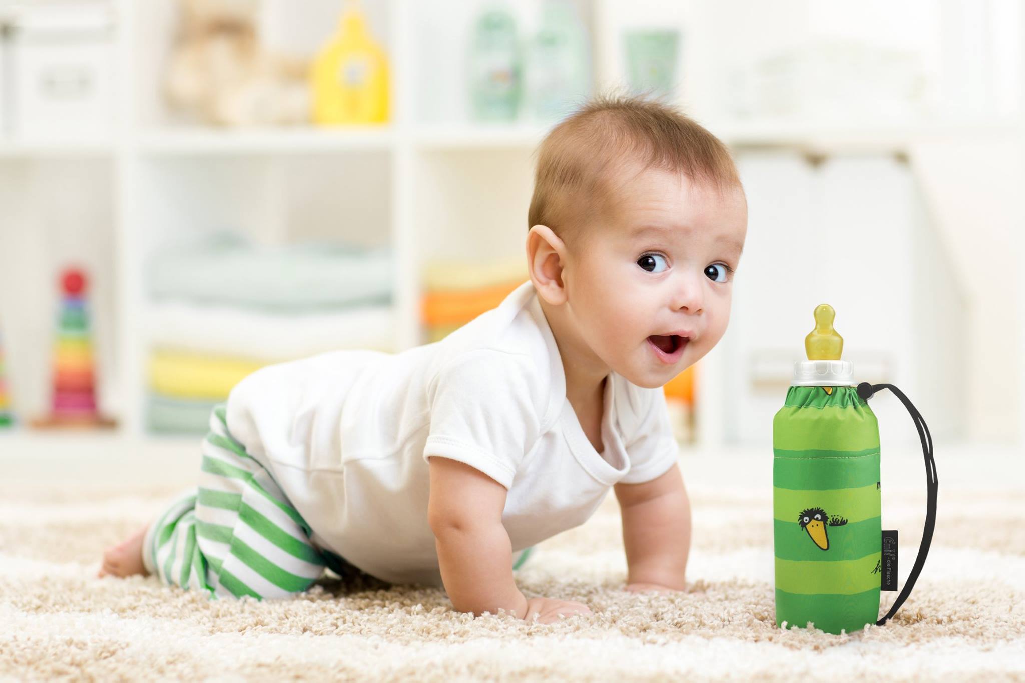Baby mit Emil Glas Trinkflasche